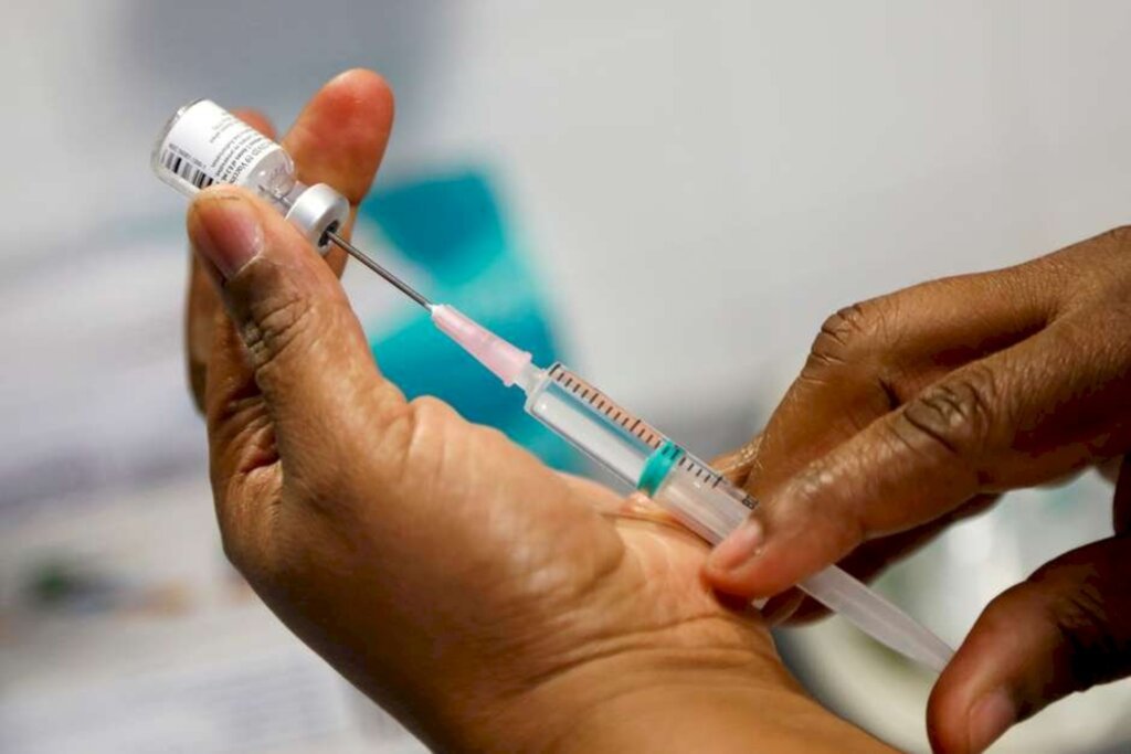 Reuters - Enfermeira prepara dose da vacina da Pfizer-BioNTech contra Covid-19