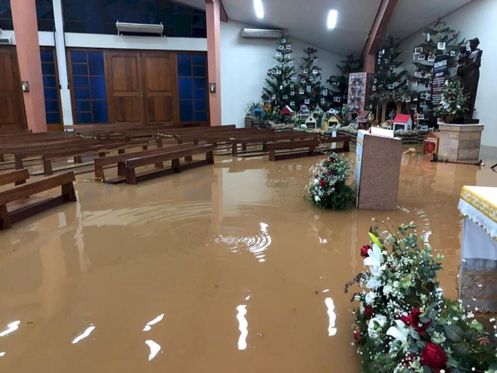 Divulgação - A Igreja Matriz Santo Antônio a água que ficou acumulada na parte mais baixa do piso