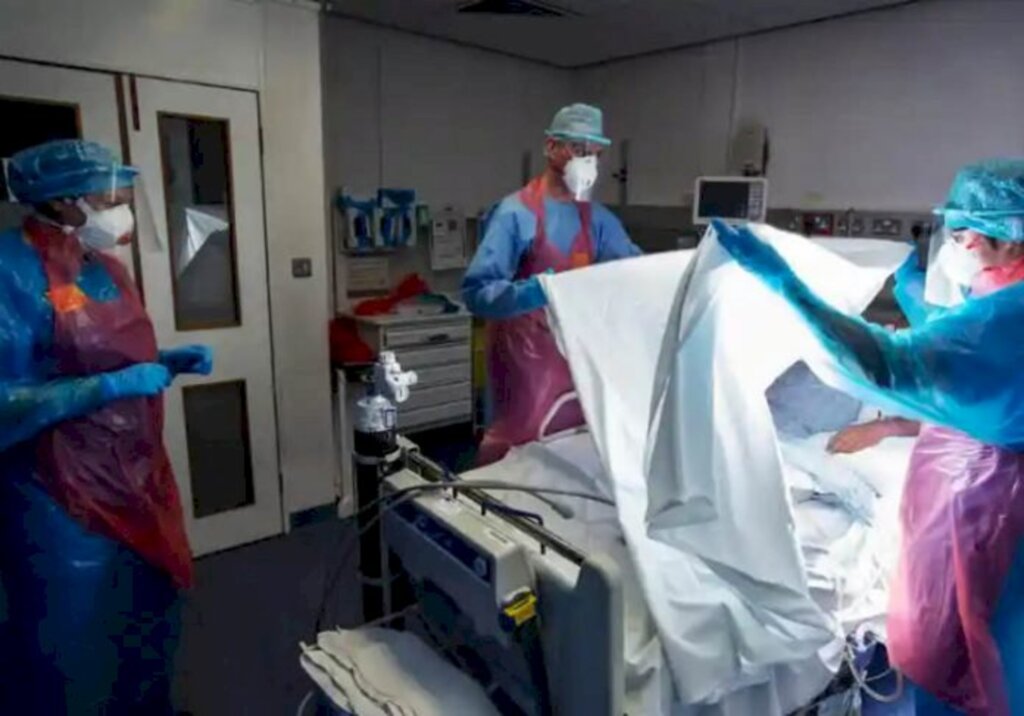 Murdo MacLeod / The Guardian - paciente com coronavírus ventilado: os médicos esperam que a terapia com anticorpos possa ser administrada a pacientes hospitalizados