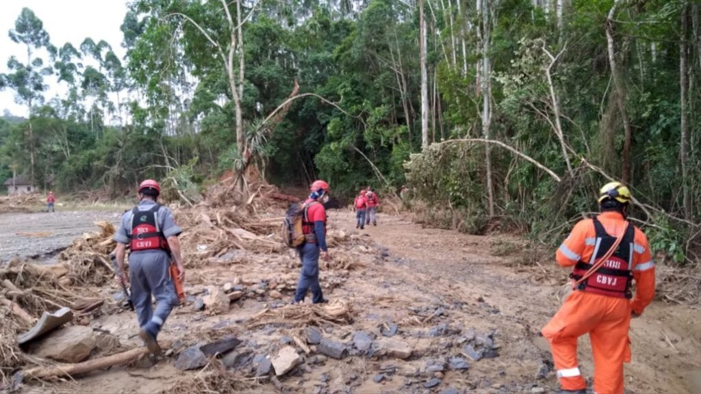Divulgação - Bombeiros de Joinville na força-tarefa que faz varredura no Ribeirão Revólver, área mais afetada pela enxurrada