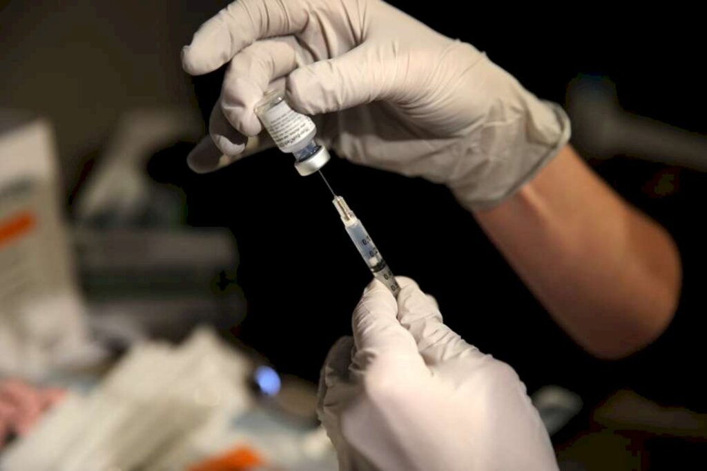 Reuters - Vacina contra Covid-19 da Pfizer-BioNTech é preparada para ser administrada