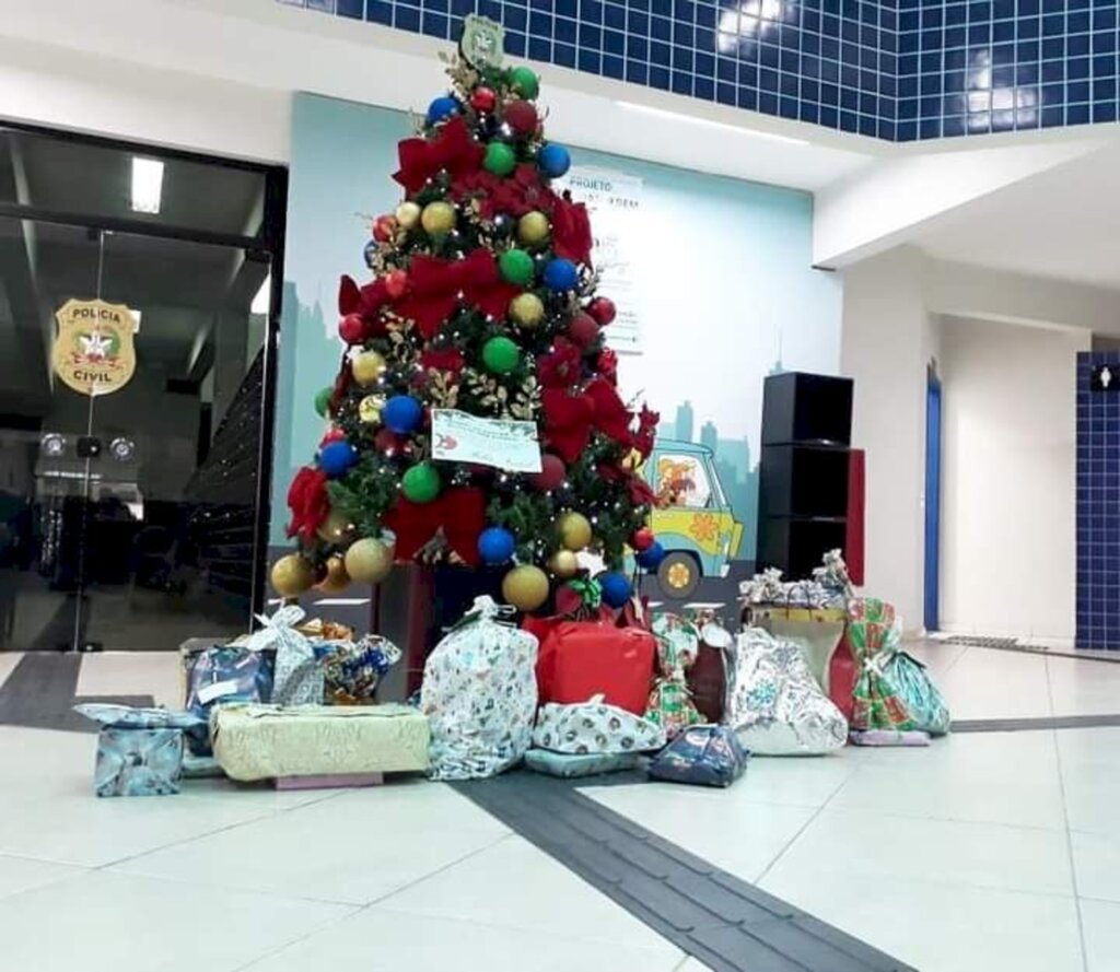 Crianças recebem presentes arrecadados pela Polícia Civil de Joinville