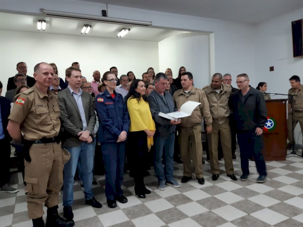 Divulgação-Arquivo - Entrega da Carta Constitutiva e posse da primeira diretoria. Ao centro o presidente Cláudio Bertol segura a Carta Constitutiva (agosto 2019)