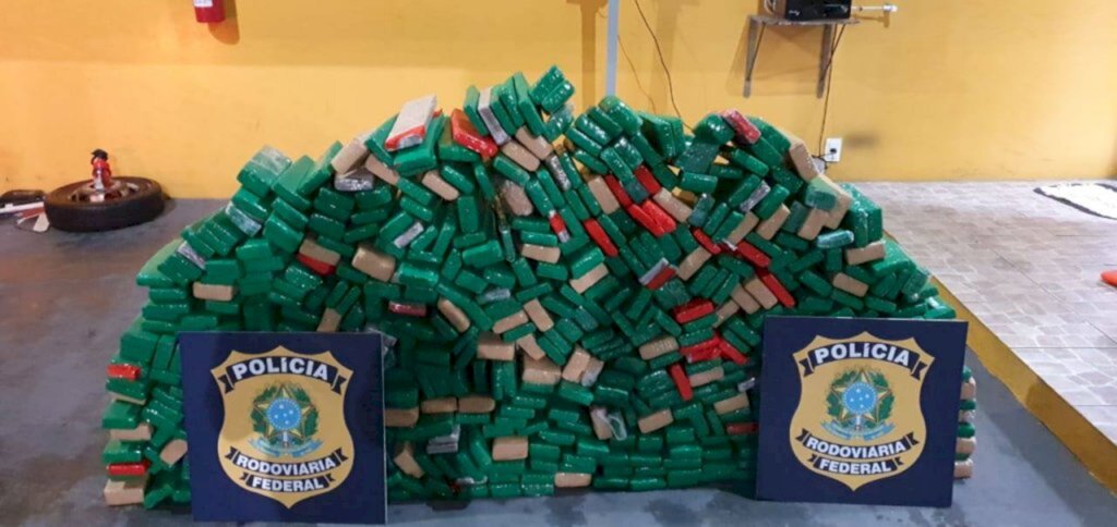 PRF apreende mais de 300 kg de maconha em fundo falso de veículo, na BR 101 em Joinville