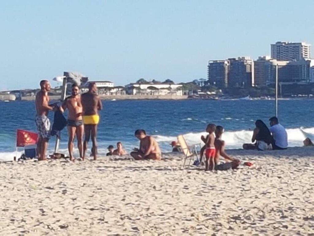 Sílvio Alves Barsetti - Proibição de ficar na areia não vem sendo seguida pelos frequentadores das praias do Rio