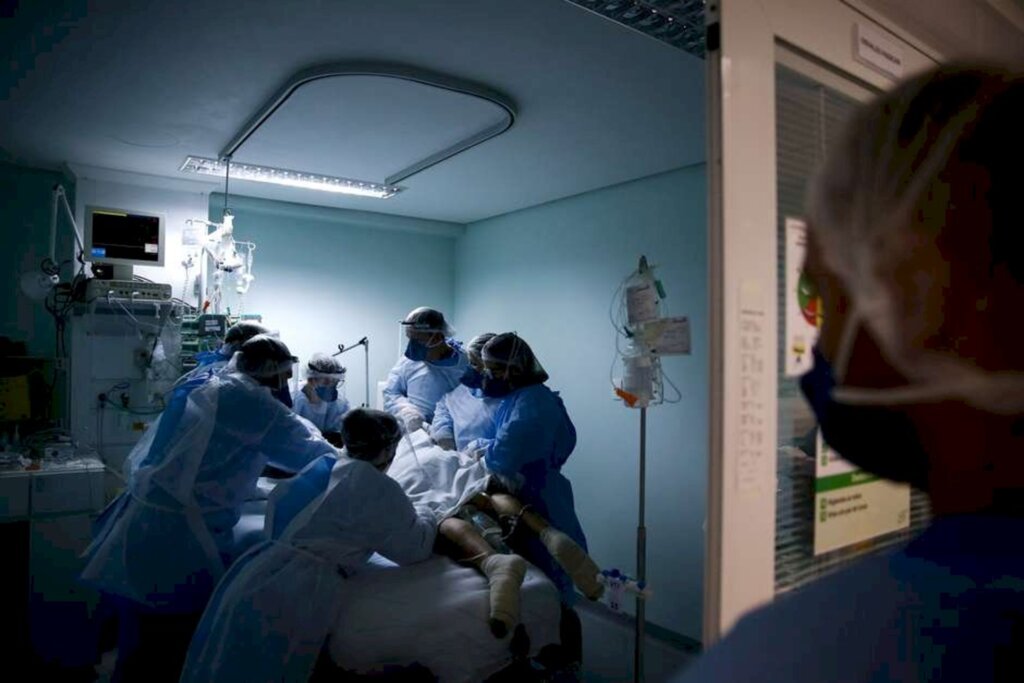 /Diego Vara - Paciente com Covid-19 em UTI de hospital em Porto Alegre (RS)