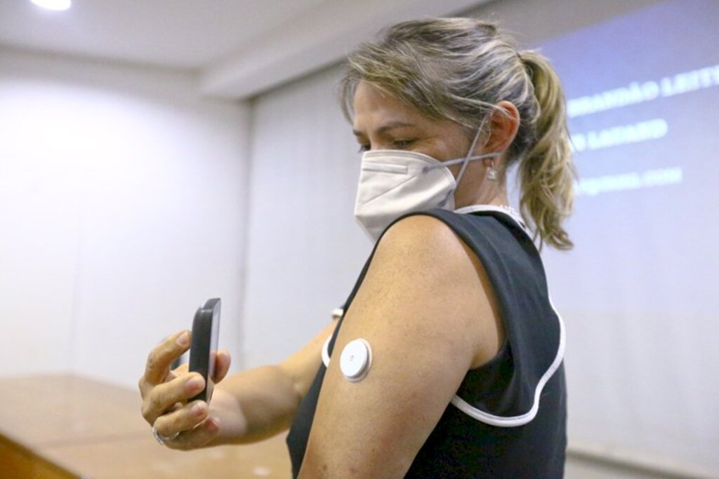 Geovana Albuquerque/Agência Saúde - Sensor fica no braço do paciente enquanto um aparelho faz a leitura para medir a glicemia