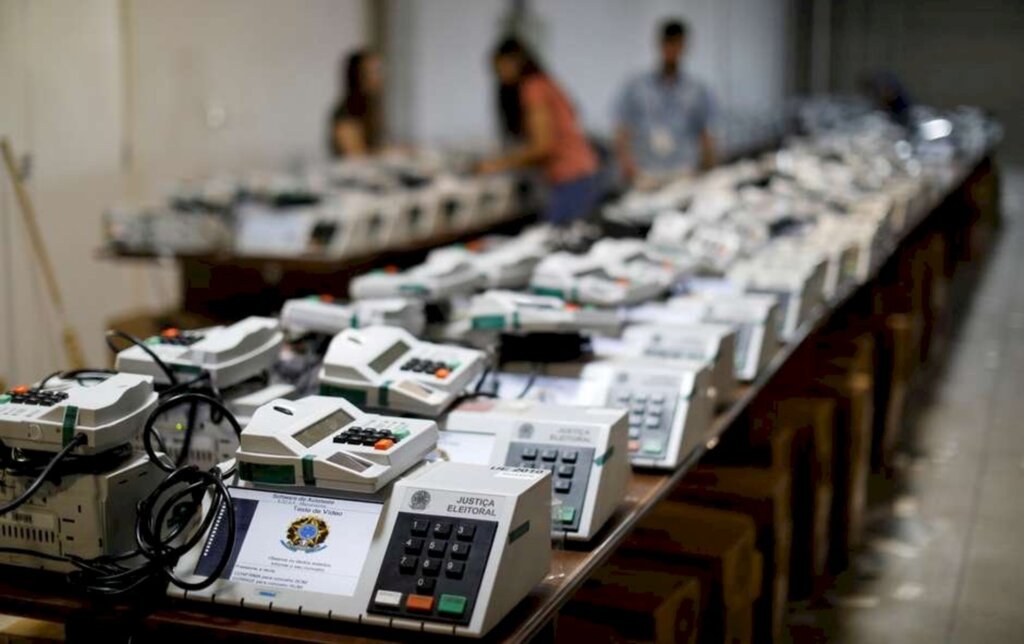 Reuters - Urnas eletrônicas sendo preparadas para eleições de 2018 em Curitiba