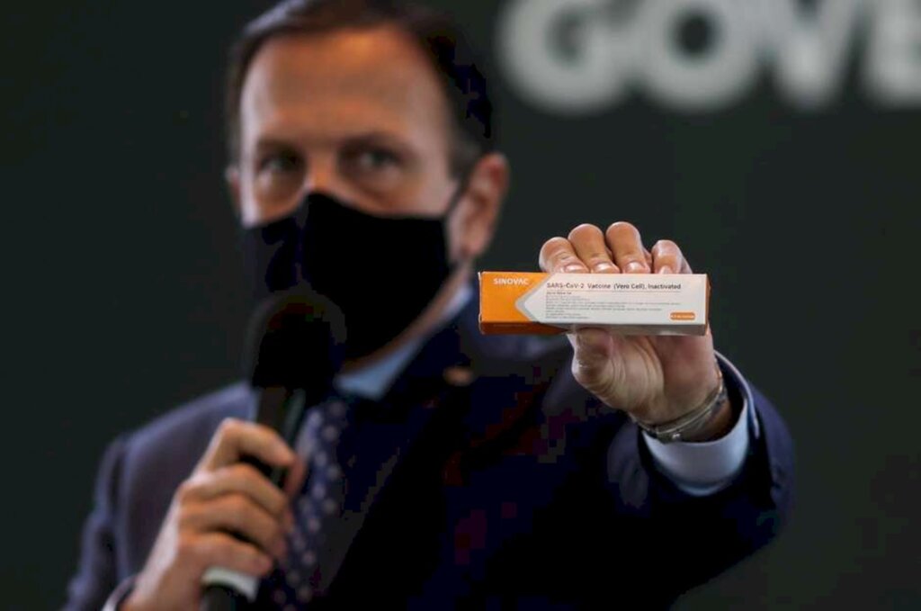 Amanda Perobelli - Governador João Doria segura caixa da CoronaVac