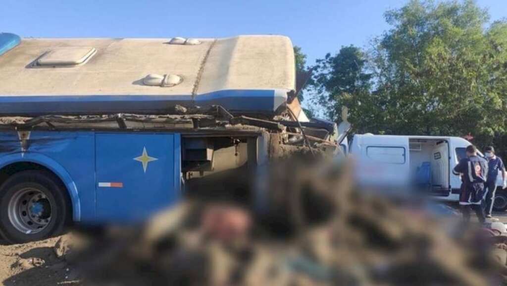 Reprodução / BBC News Brasil - Ônibus e caminhão se envolveram em colisão na manhã desta quarta-feira e, ao menos, 41 pessoas morreram