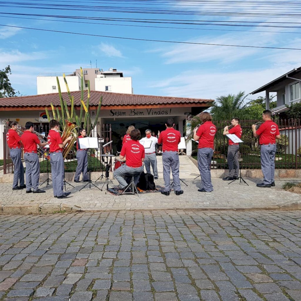  - Banda dos Bombeiros se apresentando para os idosos do Centro Geriátrico Blumengarten