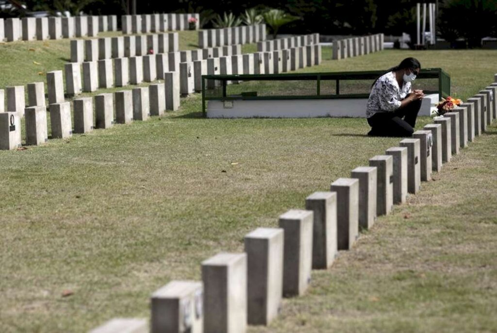 Em 24 horas, país registra 376 mortes e 32 mil novos casos de covid-19