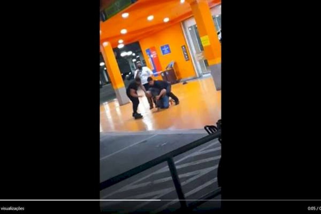 Twitter/Reprodução / Estadão - Vídeo compartilhado nas redes sociais mostra agressões a homem negro no estacionamento do Carrefour