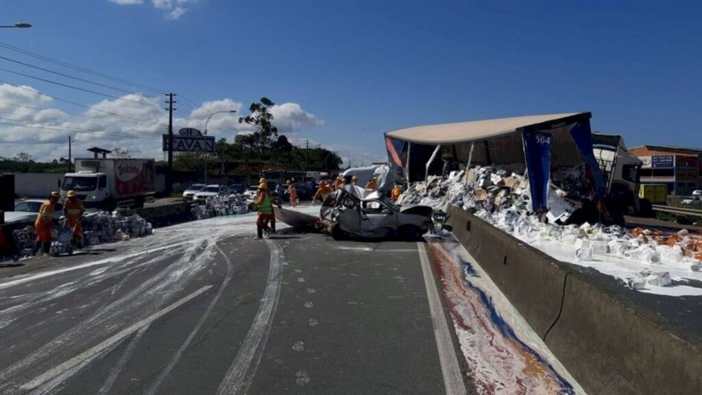 Acidente em Piçarras - BR 101 - envolveu caminhão e três veículos de passeio