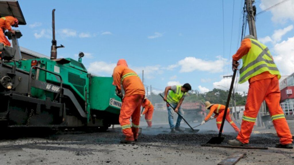 OBRAS - Prefeitura de Joinville pavimenta rua Fátima