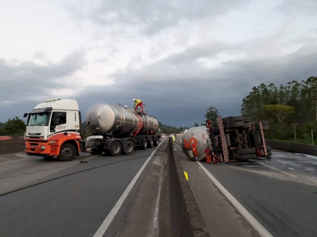 Arteris - Equipes trabalharam ao longo de toda a madrugada para transbordo da carga altamente inflamável