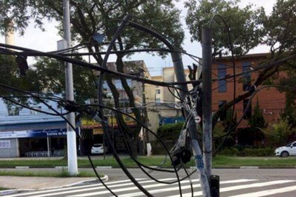 Empresa de telefonia é condenada por deixar fio atravessado na rua