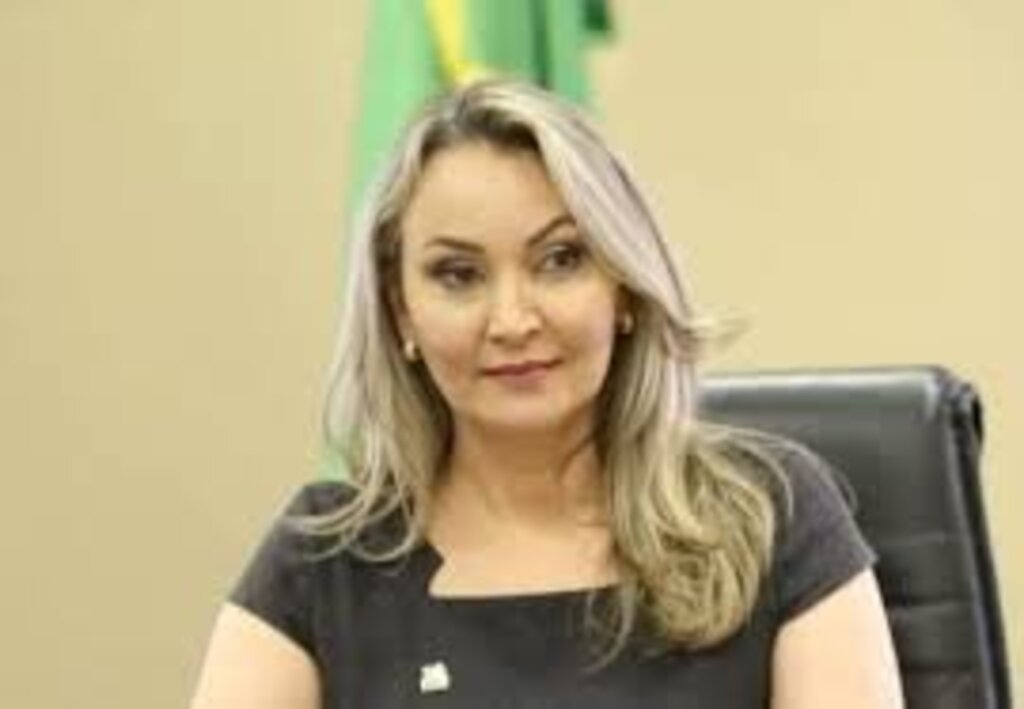 Daniela Reinehr confirma permanência de secretário da Adminstração