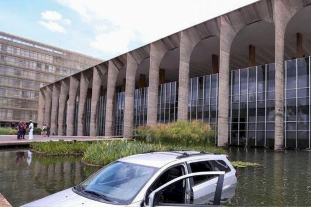 Carro invade espelho d'água do Ministério da Justiça; PF investiga