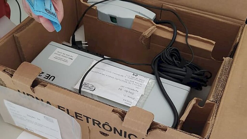 Urnas sorteadas para a Votação Paralela são escoltadas pela PM