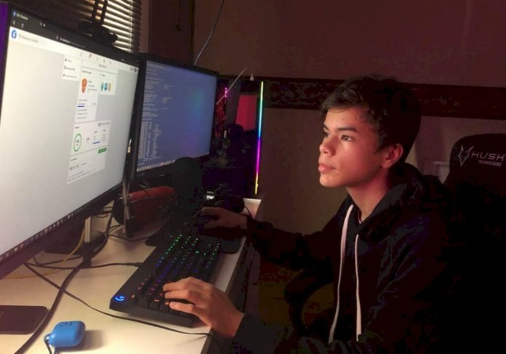Arquivo pessoal - Andres Alonso Bie Perez no computador novo