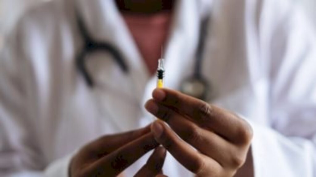 Voluntário morreu por medicamentos sem relação à CoronaVac, diz IML