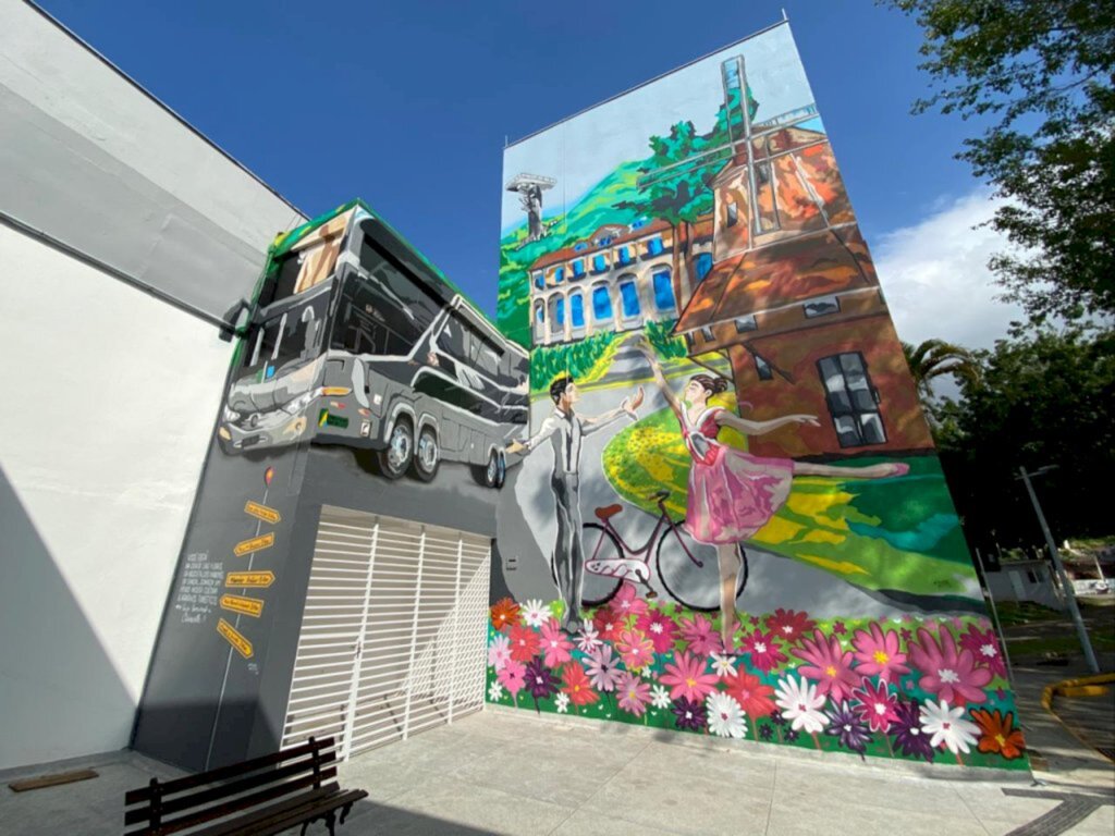  - painel de graffiti tem aproximadamente 80m²