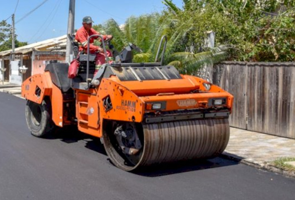 OBRAS - Prefeitura pavimenta duas ruas no bairro Paranaguamirim