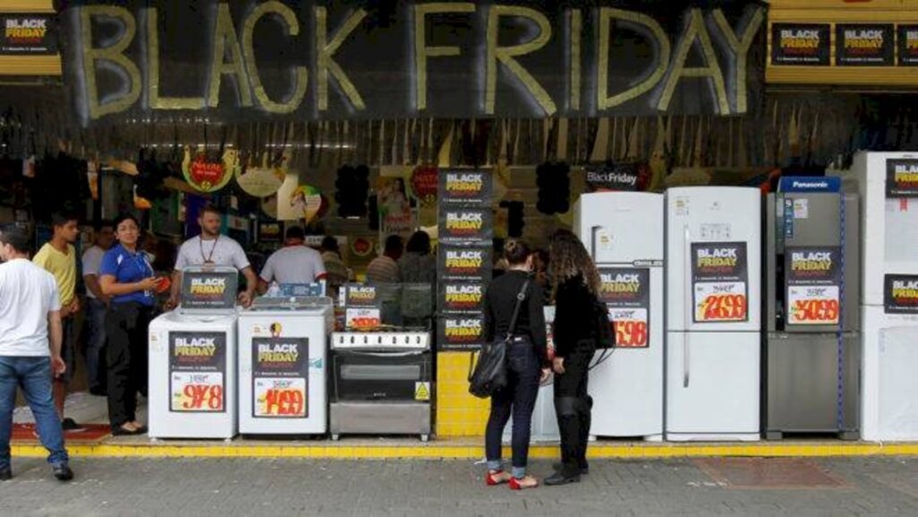 Defensoria Pública notifica comerciantes sobre racismo no termo Black Friday