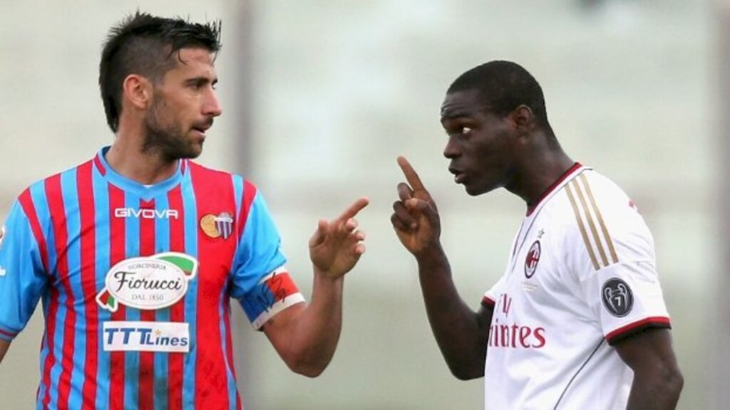  - Spolli e Balotelli discutindo durante o jogo entre Catania e Milan