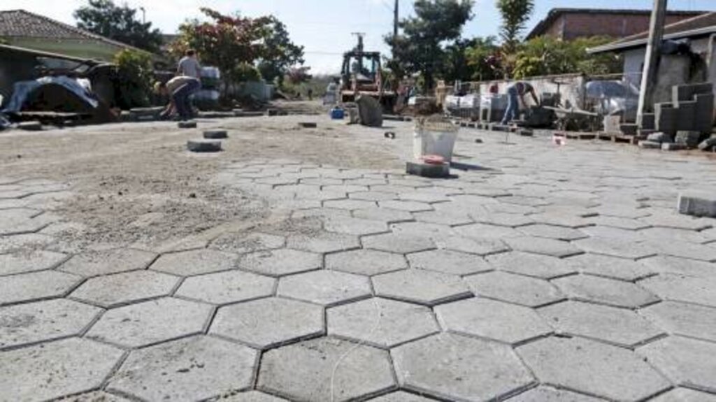 OBRAS - Prefeitura de Joinville faz manutenção em ruas com lajotas