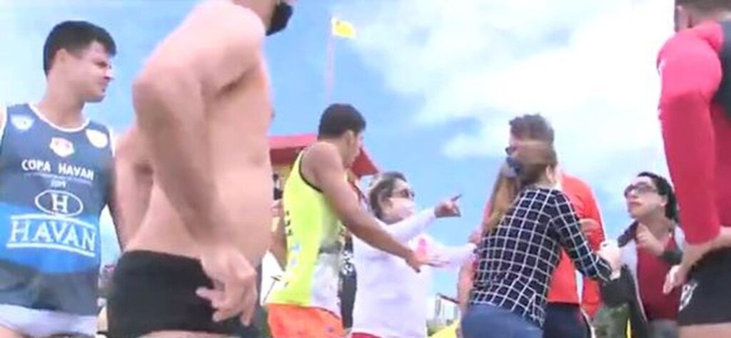 Foto: Reprodução/ NSC TV - Equipe da NSC TV é agredida durante reportagem em Florianópolis