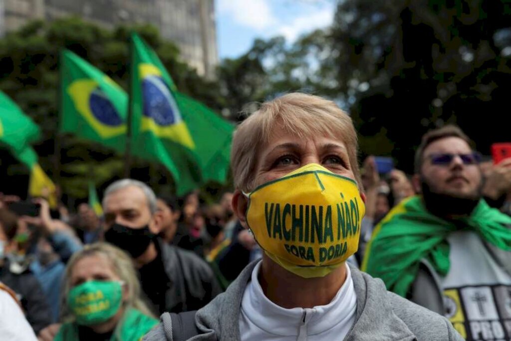 REUTERS/Amanda Perobelli - Manifestantes protestam em São Paulo contra vacina da Sinovac e contra obrigatoriedade da imunização 01/11/2020