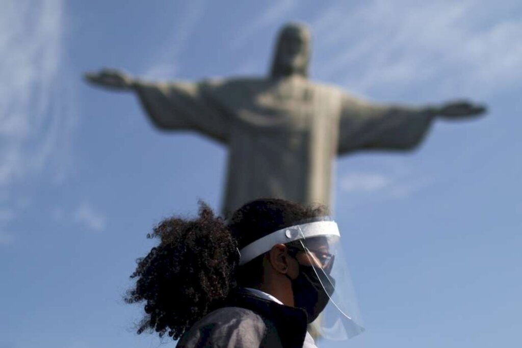 - Guarda usando máscara e face shield no Cristo Redentor, no Rio de Janeiro