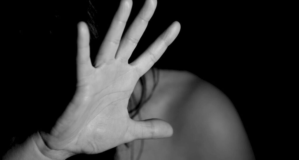 Condenado a mais de 25 anos por feminicídio, réu deverá indenizar os pais e os filhos da vítima