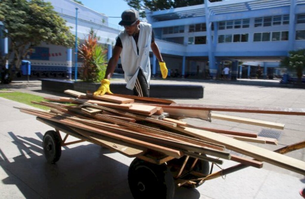 Escolas da rede estadual recebem R$ 13 milhões para compra de materiais e serviços com o cartão CPESC