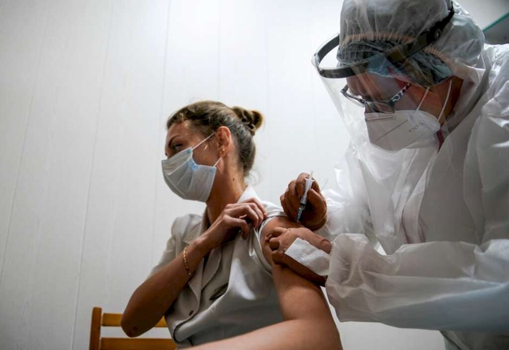 Foto: Reuters - Médica recebe dose de vacina para Covid-19 em Tver, na Rússia