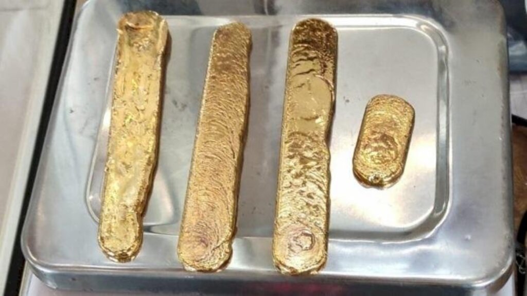 Homem é preso em aeroporto com barras de ouro enfiadas no ânus