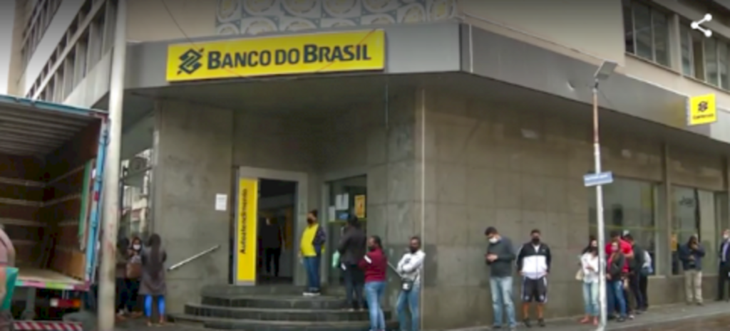 Mulher leva idoso morto ao banco para tentar saque