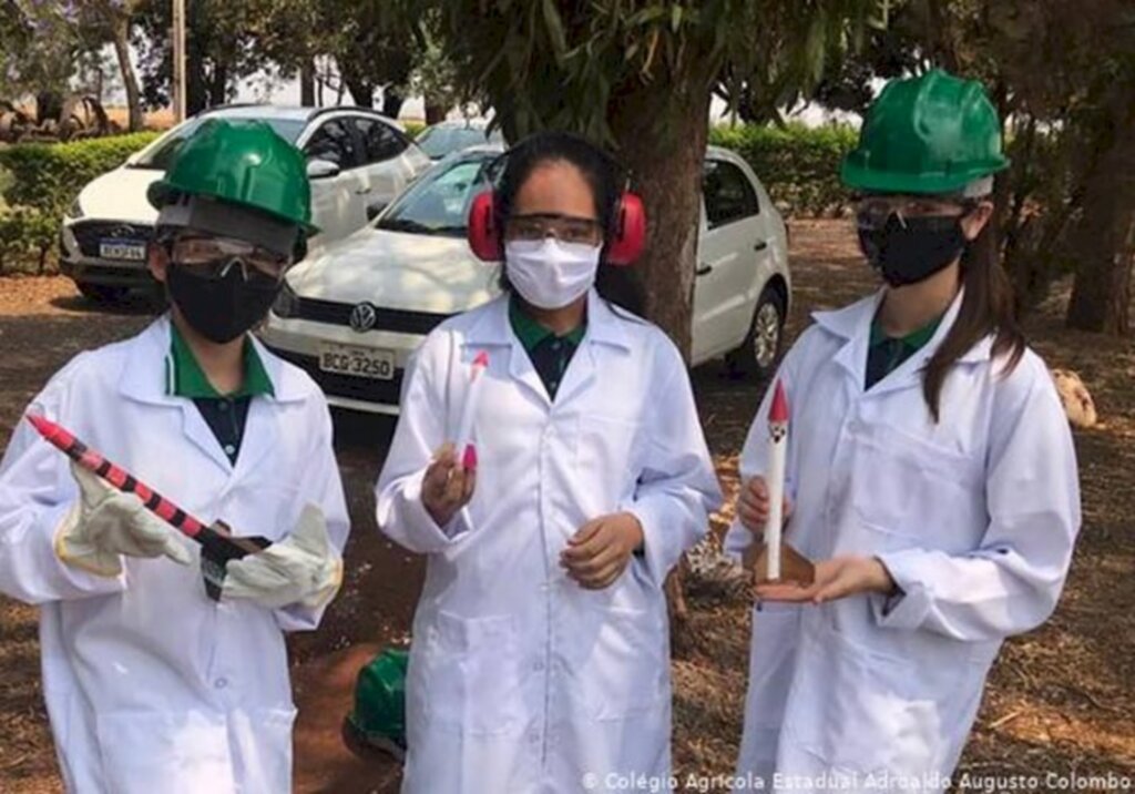 Foto: Colégio Agrícola Adroaldo Augusto Colombo - Alunas com minifoguetes