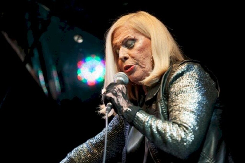 Cantora Vanusa recebe alta após 32 dias internada