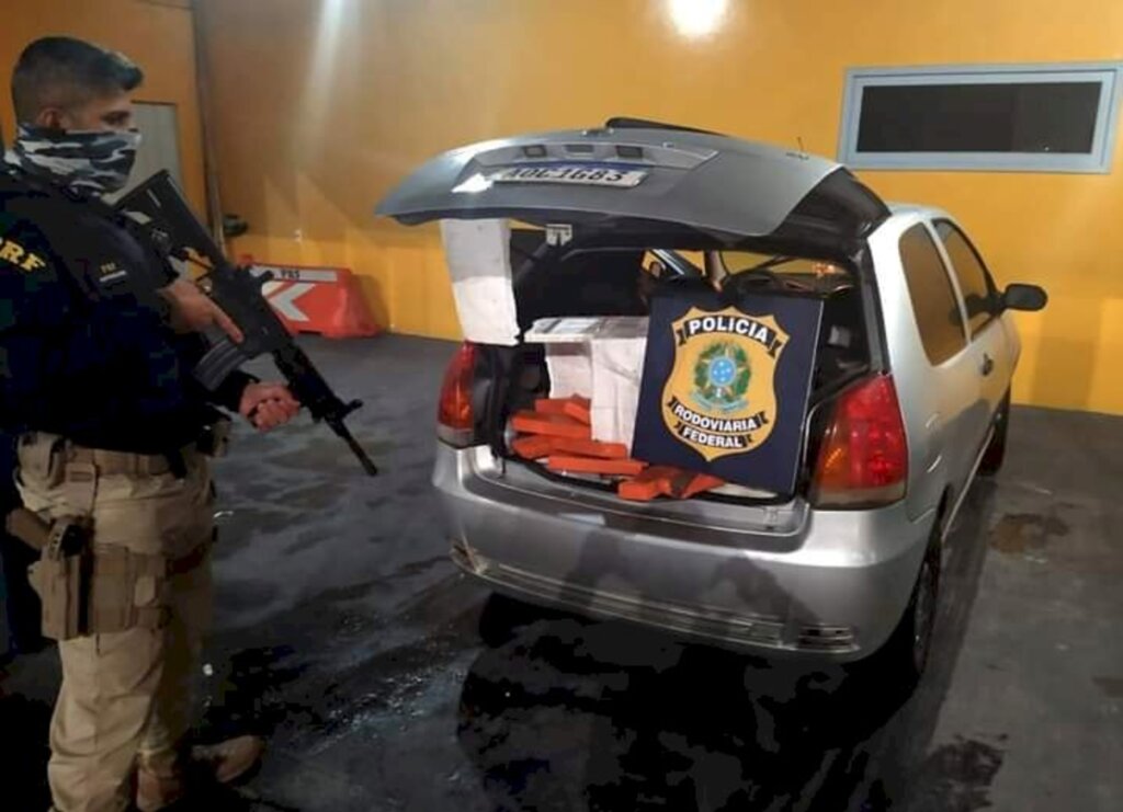 PRF apreende 64 kg de maconha na BR 101 em Joinville