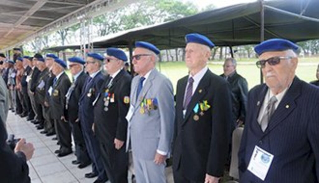 Aposentadoria integral para ex-combatentes exige 25 anos de serviço efetivo