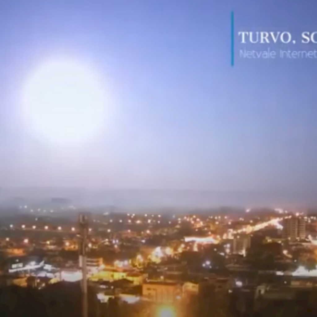 Assista o vídeo: Meteoro superluminoso foi visto em nos céus de diversas cidades catarinense