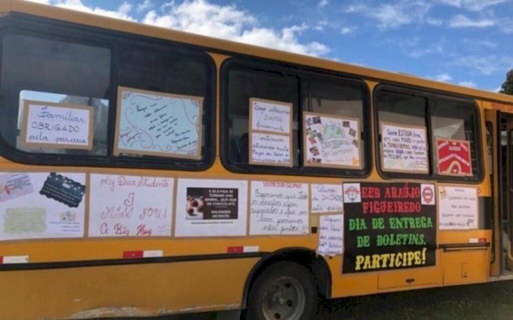 Educação: Ônibus escolar percorre cidade entregando boletins