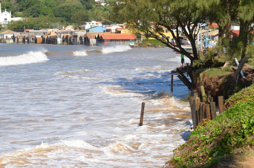 Fim de semana com alerta de mar agitado nas praias do Sul e Sudeste