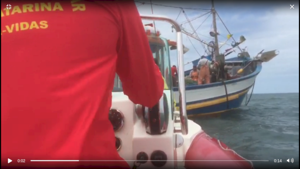 Bombeiros de Barra Velha realizam resgate de pescador em alto mar