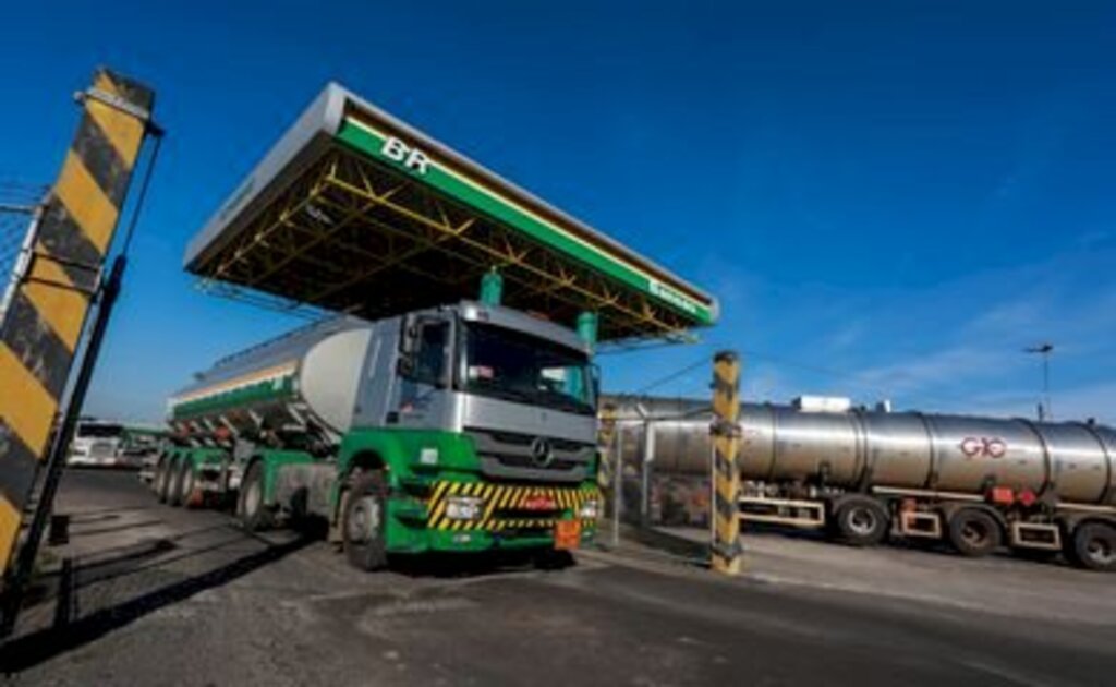 Gasolina sobe 4% nas refinarias, anuncia Petrobras