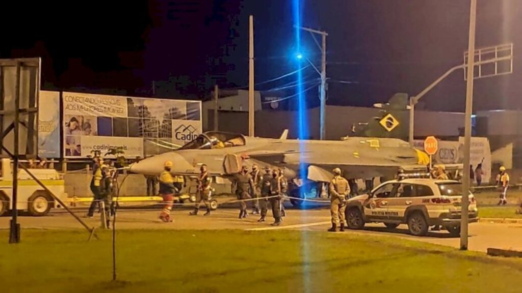 Operação de guerra para deslocar caça sueco até o Aeroporto de Navegantes