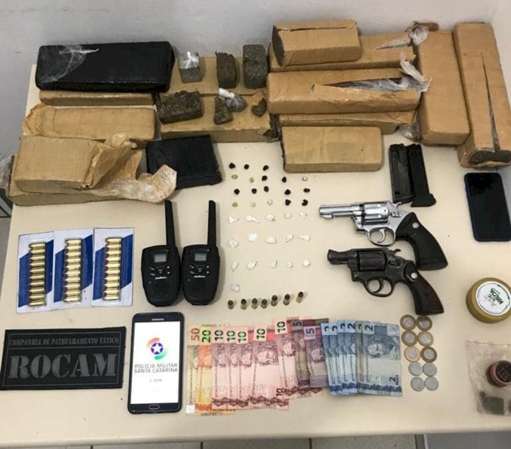 Zona Leste: Casal é preso por porte ilegal de arma de fogo e tráfico de drogas